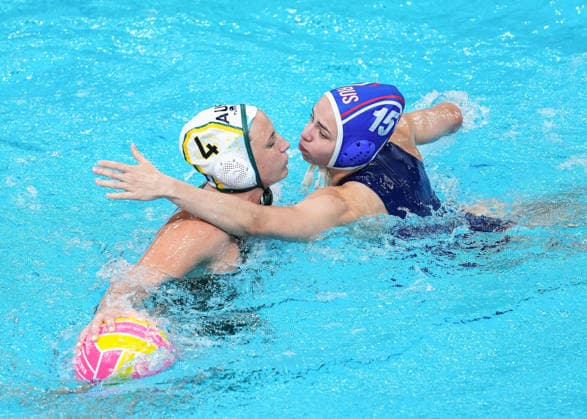 July 26, 2026, Sydney, Nsw, Australia: BRONTE HALLIGAN of Australia and DARIA KLIUEVA of Russia compete for the ball in the Women s bronze medal match between Australia and Russia during the 2026 World Aquatics Women s Water polo, Wasserball World Cup. Sydney Australia - ZUMAt173 20260726_zsp_t173_014 Copyright: xStephanexThomasx