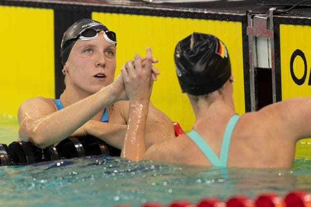 Deutsche Sprint- und Lagenmeisterschaften im Schwimmen 2026 400m Freistil Frauen Finale. Isabel Gose (Deutscher Schwimm-Verband) gratuliert der Siegerin Maya Werner (Deutscher Schwimm-Verband). Deutsche Sprint- und Lagenmeisterschaften am 25. Juli 2026 im Stadionbad in Hannover., Hannover Niedersachsen Deutschland Stadionbad *** 2026 German Sprint and Individual Medley Swimming Championships, Women’s 400-meter Freestyle Final: Isabel Gose. The German Swimming Federation congratulates the winner, Maya Werner. German Swimming Federation. German Sprint and Individual Medley Championships on July 25, 2026, at the Stadionbad in Hanover, Hanover, Lower Saxony, Germany, Stadionbad