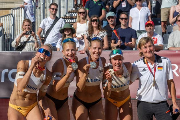 RECORD DATE NOT STATED German Beach Club Finals 2026 - Hannover, Germany 25.07.2026 HANNOVER, GERMANY - JULY 25: Deutsche Vereins Meister, Louisa Lippmann (BR Volleys), Mareet Maidhof (BR Volleys), Tabea Schwarz (BR Volleys), Melanie Paul (BR Volleys), Helke Claasen (Trainerin) during the German Beach Club Finals 2026 at Hannover on July 25, 2026 in Hannover, Germany. *** German Beach Club Finals 2026, Hanover, Germany, July 25, 2026 HANOVER, GERMANY, JULY 25 German Club Champions: Louisa Lippmann (BR Volleys), Mareet Maidhof (BR Volleys), Tabea Schwarz (BR Volleys), Melanie Paul (BR Volleys), and Helke Claasen, coach, during the 2026 German Beach Club Finals in Hanover on July 25, 2026, in Hanover, Germany Copyright: xBEAUTIFULxSPORTS PeterxWeberx