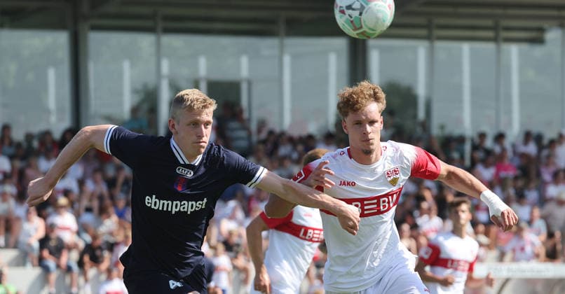 25.07.2026, Deutschland, Hollenbach, Fußball Bundesliga, Saison 2026 2027, Testspiel, Freundschaftsspiel, JAKO-Testspiel, FSV Hollenbach vs. VfB Stuttgart, von links: Niklas Breuninger ( Holl ) Lazar Jovanovic ( VfB )