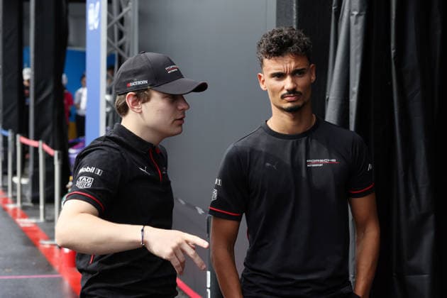David Beckmann (GER) Porsche FE Ersatz- und Reservefahrer und Pascal Wehrlein (GER) Porsche im Gespräch, FIA Formel E Weltmeisterschaft, Saison 12, Tokio E- Prix, 26.07.2026, *** David Beckmann (GER), Porsche FE substitute and reserve driver, and Pascal Wehrlein (GER), Porsche, in conversation; FIA Formula E World Championship, Season 12, Tokyo E-Prix, July 26, 2026,