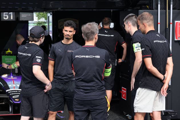 David Beckmann (GER) Porsche FE Ersatz- und Reservefahrer, Pascal Wehrlein (GER) Porsche, ein Porsche Mitarbeierter sowie Nico Mueller (SUI) beide Porsche im Gespräch, FIA Formel E Weltmeisterschaft, Saison 12, Tokio E- Prix, 26.07.2026, *** David Beckmann (GER), Porsche FE substitute and reserve driver; Pascal Wehrlein (GER), Porsche; a Porsche employee; and Nico Mueller (SUI), both with Porsche, are in talks; FIA Formula E World Championship, Season 12, Tokyo E-Prix, July 26, 2026,