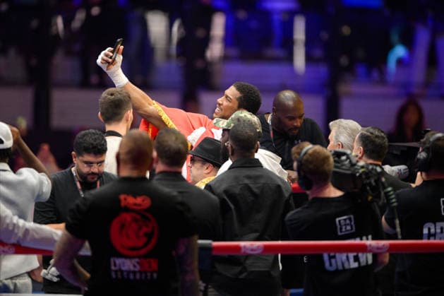 JEDDAH, SAUDI ARABIA - JULY 25: Anthony Joshua takes a photo with fans after knocking out Kristian Prenga (not pictured) during the Heavyweight contest fight between Anthony Joshua and Kristian Prenga in the Anthony Joshua v Kristian Prenga: The Comeback fight night at Jeddah Superdome on July 25, 2026 in Jeddah, Saudi Arabia.  Copyright: xKhalidxAlhaj MBxMediax