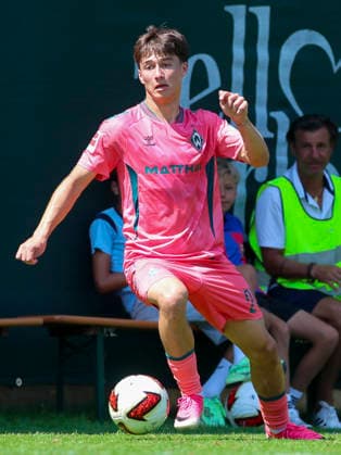 Patrice Covic (Werder Bremen) kontrolliert den Ball, Friendly match, Werder Bremen v VfL Bochum, Parkstadion am 25. July 2026 in Zell am Ziller, Österreich. (Foto von Marco Steinbrenner DeFodi Images) Patrice Covic (Werder Bremen) controls the ball, Friendly match, Werder Bremen v VfL Bochum, Parkstadion, July 25, 2026 in Zell am Ziller, Austria. (Photo by Marco Steinbrenner DeFodi Images) -