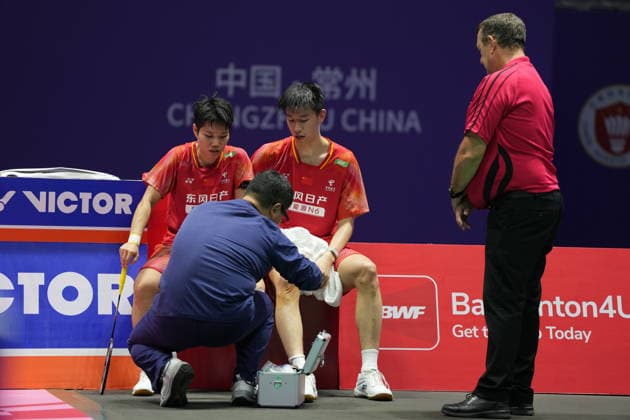 (260726) -- CHANGZHOU, July 26, 2026 -- Feng Yanzhe (2nd R) receives medical treatment during the mixed doubles final match between Feng Yanzhe Huang Dongping and Guo Xinwa Chen Fanghui of China at the 2026 China Open badminton tournament in Changzhou, east China s Jiangsu Province, July 26, 2026. ) (SP)CHINA-CHANGZHOU-BADMINTON-CHINA OPEN-MIXED DOUBLES-FINAL (CN) SunxFei 