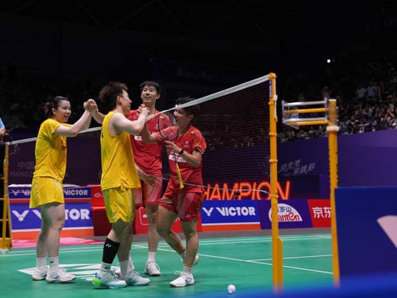 (260726) -- CHANGZHOU, July 26, 2026 -- Guo Xinwa (2nd L) Chen Fanghui (1st L) and Feng Yanzhe (2nd R) Huang Dongping greet each other after the mixed doubles final match between Feng Yanzhe Huang Dongping and Guo Xinwa Chen Fanghui of China at the 2026 China Open badminton tournament in Changzhou, east China s Jiangsu Province, July 26, 2026. ) (SP)CHINA-CHANGZHOU-BADMINTON-CHINA OPEN-MIXED DOUBLES-FINAL (CN) LixBo 