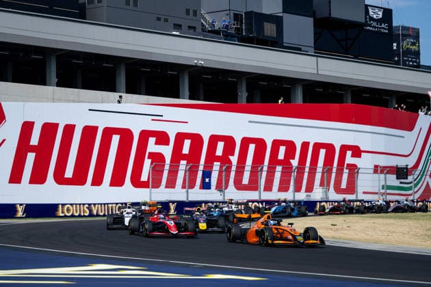 26.07.2026, HUN, Motorsport, FIA Formel 3 Meisterschaft, Rennen, Saison 2026, Hungaroring Budapest, Großer Preis von Ungarn Tuukka Taponen ( MP Motorsport, Finnland, 08 ), Freddie Slater ( Trident, Audi F1 Team Junior, Großbritannien, 05 ) am Start Rennstart vor Branding, Mogyorod Hungaroring Pest Ungarn *** July 26, 2026, HUN, Motorsports, FIA Formula 3 Championship, Race, 2026 Season, Hungaroring, Budapest, Hungarian Grand Prix, Tuukka Taponen, MP Motorsport, Finland, 08, Freddie Slater, Trident, Audi F1 Team Junior, Great Britain, 05 on the starting grid, race start before the flag, Mogyorod, Hungaroring, Pest, Hungary Copyright: xNordphotox xMemmlerx