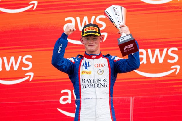26.07.2026, HUN, Motorsport, FIA Formel 3 Meisterschaft, Rennen, Saison 2026, Hungaroring Budapest, Großer Preis von Ungarn Freddie Slater ( Trident, Audi F1 Team Junior, Großbritannien, 05 ) jubelt auf dem Podium bei der Siegerehrung über den Sieg, Mogyorod Hungaroring Pest Ungarn *** July 26, 2026, HUN, Motorsports, FIA Formula 3 Championship, Race, 2026 Season, Hungaroring, Budapest, Hungarian Grand Prix, Freddie Slater, Trident, Audi F1 Team Junior, Great Britain, 05 celebrates his victory on the podium during the award ceremony, Mogyorod, Hungaroring, Pest, Hungary Copyright: xNordphotox xMemmlerx