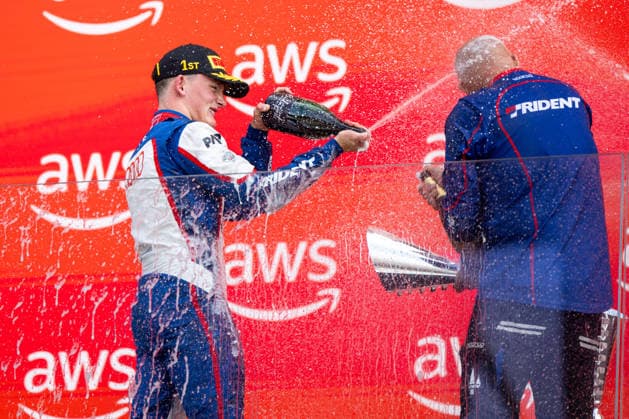 26.07.2026, HUN, Motorsport, FIA Formel 3 Meisterschaft, Rennen, Saison 2026, Hungaroring Budapest, Großer Preis von Ungarn Freddie Slater ( Trident, Audi F1 Team Junior, Großbritannien, 05 ) jubelt auf dem Podium bei der Siegerehrung über den Sieg, Mogyorod Hungaroring Pest Ungarn *** July 26, 2026, HUN, Motorsports, FIA Formula 3 Championship, Race, 2026 Season, Hungaroring, Budapest, Hungarian Grand Prix, Freddie Slater, Trident, Audi F1 Team Junior, Great Britain, 05 celebrates his victory on the podium during the award ceremony, Mogyorod, Hungaroring, Pest, Hungary Copyright: xNordphotox xMemmlerx