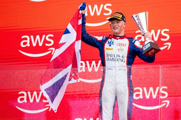 26.07.2026, HUN, Motorsport, FIA Formel 3 Meisterschaft, Rennen, Saison 2026, Hungaroring Budapest, Großer Preis von Ungarn Freddie Slater ( Trident, Audi F1 Team Junior, Großbritannien, 05 ) jubelt auf dem Podium bei der Siegerehrung über den Sieg, Mogyorod Hungaroring Pest Ungarn *** July 26, 2026, HUN, Motorsports, FIA Formula 3 Championship, Race, 2026 Season, Hungaroring, Budapest, Hungarian Grand Prix, Freddie Slater, Trident, Audi F1 Team Junior, Great Britain, 05 celebrates his victory on the podium during the award ceremony, Mogyorod, Hungaroring, Pest, Hungary Copyright: xNordphotox xMemmlerx