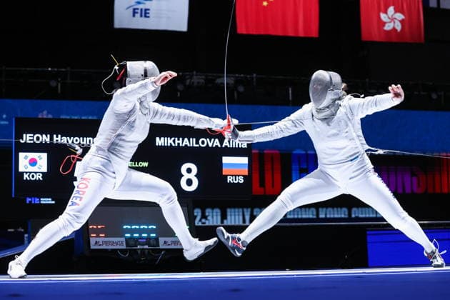 CHINA, HONG KONG - JULY 26, 2026: South Korea s Hayoung Jeon (L) and Russia s Alina Mikhailova compete in the ladies individual sabre event at the 2026 Kerry Fencing World Championships 2026 Fencing World Championships In Hong Kong  - ZUMAt113 20260726_zaa_t113_099 Copyright: xMikhailxSinitsynx