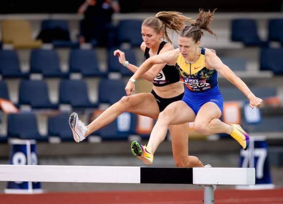 HENGELO - Jetske van Kampen (l) and Veerle Bakker in action in the 3000m steeplechase final, on the second and final day of the Dutch Indoor Athletics Championships at the Fanny Blankers Koen Stadium. IRIS VAN DEN BROEK ANP xVIxANPxSportx xxANPxIVx 564326042 originalFilename: 564326042.jpg