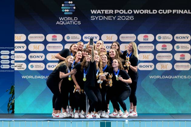 Water polo, Wasserball WORLD CUP, USA pose with the gold medal after the Women™s Gold Medal Water Polo World Cup Final match between United States and Spain at Sydney Olympic Park Aquatic Centre in Sydney, Sunday, July 26, 2026. ( NO ARCHIVING, EDITORIAL USE ONLY SYDNEY NEW SOUTH WALES AUSTRALIA  Copyright: xSTEVENxMARKHAMx 20260726173348595356