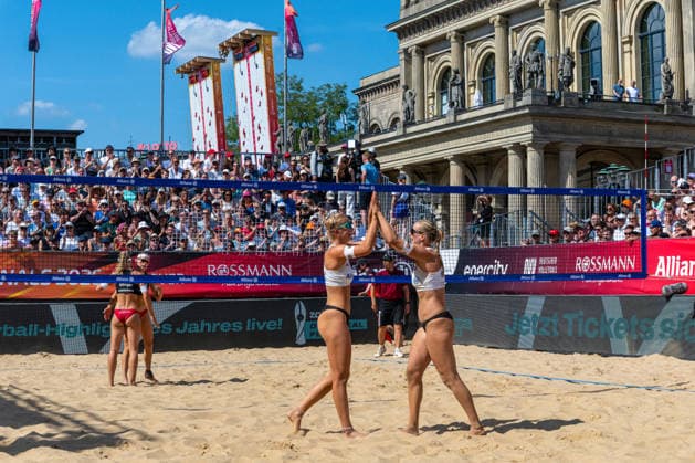 Eintracht Spontent (Ittlinger van de Velde - schwarz) gegen BR Volleys (Maidhof Schwarz - weiß) - Finale Frauen - Beach volleyball, Beachvolleyball - Die Finals 2026 (25.07.2026, Opernplatz (Hannover, GER), *** Eintracht Spontent Ittlinger van de Velde (Black) vs. BR Volleys Maidhof (Black and White) Women s Beach Volleyball Final, The Finals 2026, July 25, 2026, Opernplatz, Hanover, GER, Copyright: xJanxGuentherx