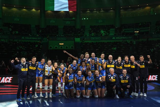 China v Italy - 2026 FIVB Volleyball Nations League MACAO, CHINA – JULY 26: Italy s players celebrate on the podium after defeating China 3-1 in the 2026 FIVB Volleyball Nations League (VNL) women s third-place match at the East Asian Games Dome in Macao, China, on July 26, 2026. A medal ceremony was held following the match, with Italy finishing third in the tournament. Dilara Irem Sancar Anadolu Macau Macao. Editorial use only. Please get in touch for any other usage.  Copyright: x2026xAnadoluxDilaraxIremxSancarx
