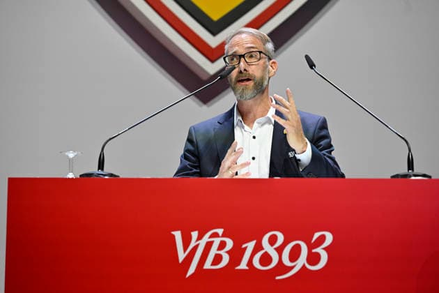 Beiratsmitglied Andre Buehler VfB Stuttgart am Rednerpult Gestik Geste VfB Stuttgart Mitgliederversammlung 2026 26.07.2026 DFL REGULATIONS PROHIBIT ANY USE OF PHOTOGRAPHS AS IMAGE SEQUENCES AND OR QUASI-VIDEO VfB Stuttgart Mitgliederversammlung 2026 26.07.2026 *** Advisory Board Member Andre Buehler of VfB Stuttgart at the podium, gesturing, VfB Stuttgart General Meeting 2026, July 26, 2026. DFL regulations prohibit any use of photographs as image sequences and or quasi-video content.EO VfB Stuttgart General Meeting 2026 July 26, 2026