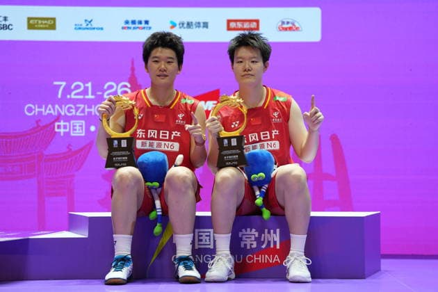 (260726) -- CHANGZHOU, July 26, 2026 -- Liu Shengshu Tan Ning (L) of China pose for photos after the awarding ceremony of the women s doubles at the 2026 China Open badminton tournament in Changzhou, east China s Jiangsu Province, July 26, 2026. ) (SP)CHINA-CHANGZHOU-BADMINTON-CHINA OPEN-WOMEN S DOUBLES-FINAL (CN) SunxFei 