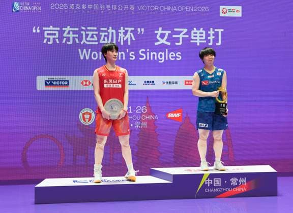 (260726) -- CHANGZHOU, July 26, 2026 -- Gold medalist Yamaguchi Akane (R) and silver medalist Chen Yufei pose on the podium during the awarding ceremony after the women s singles final match between Chen Yufei of China and Yamaguchi Akane of Japan at the 2026 China Open badminton tournament in Changzhou, east China s Jiangsu Province, July 26, 2026. ) (SP)CHINA-CHANGZHOU-BADMINTON-CHINA OPEN-WOMEN S SINGLES-FINAL (CN) LixBo 