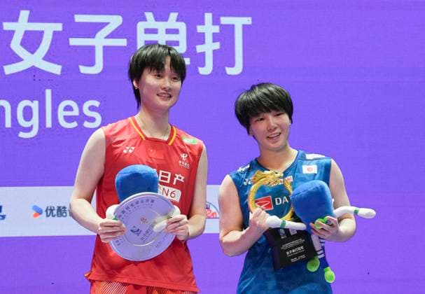 (260726) -- CHANGZHOU, July 26, 2026 -- Gold medalist Yamaguchi Akane (R) and silver medalist Chen Yufei pose on the podium during the awarding ceremony after the women s singles final match between Chen Yufei of China and Yamaguchi Akane of Japan at the 2026 China Open badminton tournament in Changzhou, east China s Jiangsu Province, July 26, 2026. ) (SP)CHINA-CHANGZHOU-BADMINTON-CHINA OPEN-WOMEN S SINGLES-FINAL (CN) LixBo 