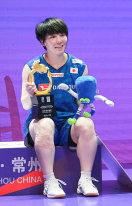 (260726) -- CHANGZHOU, July 26, 2026 -- Gold medalist Yamaguchi Akane poses on the podium during the awarding ceremony after the women s singles final match between Chen Yufei of China and Yamaguchi Akane of Japan at the 2026 China Open badminton tournament in Changzhou, east China s Jiangsu Province, July 26, 2026. ) (SP)CHINA-CHANGZHOU-BADMINTON-CHINA OPEN-WOMEN S SINGLES-FINAL (CN) LixBo 