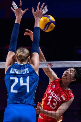 (260726) -- MACAO, July 26, 2026 -- Dong Yuhan (R) of China spikes the ball during the 3rd Place match between China and Italy at the Women s Volleyball Nations League (VNL) 2026 Finals in Macao, south China, July 26, 2026. ) (SP)CHINA-MACAO-VOLLEYBALL-VNL 2026 FINALS-CHN VS ITA CheongxKamxKa 