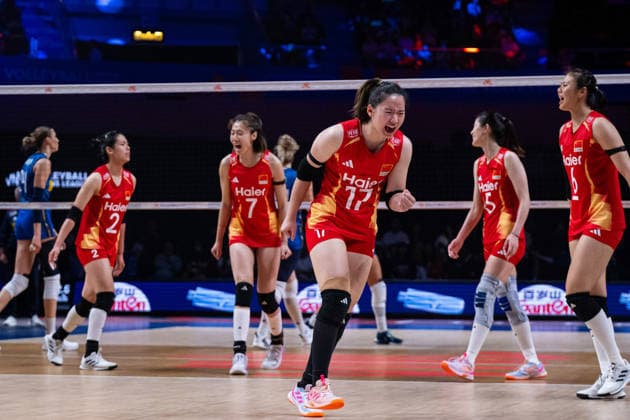 (260726) -- MACAO, July 26, 2026 -- Players of China celebrate during the 3rd Place match between China and Italy at the Women s Volleyball Nations League (VNL) 2026 Finals in Macao, south China, July 26, 2026. ) (SP)CHINA-MACAO-VOLLEYBALL-VNL 2026 FINALS-CHN VS ITA CheongxKamxKa 