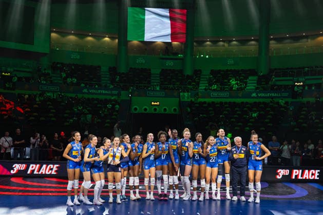 (260726) -- MACAO, July 26, 2026 -- Players of Italy celebrate on the podium after the 3rd Place match between China and Italy at the Women s Volleyball Nations League (VNL) 2026 Finals in Macao, south China, July 26, 2026. ) (SP)CHINA-MACAO-VOLLEYBALL-VNL 2026 FINALS-CHN VS ITA CheongxKamxKa 