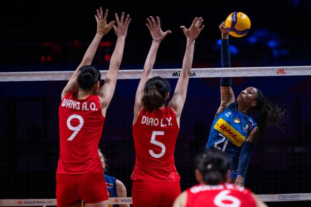 (260726) -- MACAO, July 26, 2026 -- Oghosasere Loveth Omoruyi (R) of Italy spikes the ball during the 3rd Place match between China and Italy at the Women s Volleyball Nations League (VNL) 2026 Finals in Macao, south China, July 26, 2026. ) (SP)CHINA-MACAO-VOLLEYBALL-VNL 2026 FINALS-CHN VS ITA CheongxKamxKa 