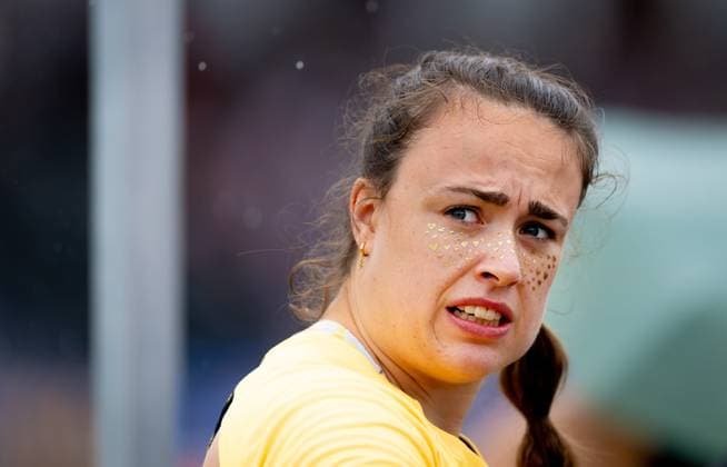 HENGELO - Jorinda van Klinken in action at the shot put final on the second and final day of the Dutch Indoor Athletics Championships at the Fanny Blankers-Koen Stadium. IRIS VAN DEN BROEK ANP xVIxANPxSportx xxANPxIVx 564330195 originalFilename: 564330195.jpg