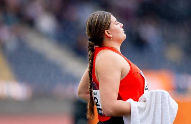 HENGELO - Alida van Daalen in action in the shot put final, on the second and final day of the Dutch Indoor Athletics Championships at the Fanny Blankers-Koen Stadium. IRIS VAN DEN BROEK ANP xVIxANPxSportx xxANPxIVx 564330308 originalFilename: 564330308.jpg
