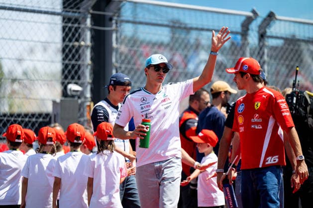 George Russell ( Mercedes-AMG Petronas F1 Team, Großbritannien, 63 ), Charles Leclerc ( Scuderia Ferrari HP, Monaco, 16 ) bei der Fahrerparade, HUN, Formel 1 Weltmeisterschaft, Grand Prix von Ungarn, Hungaroring Budapest, Rennen, Saison 2026, 26.07.2026 HUN, Formel 1 Weltmeisterschaft, Grand Prix von Ungarn, Hungaroring Budapest, Rennen, Saison 2026, 26.07.2026 Budapest *** George Russell, Mercedes AMG Petronas F1 Team, Great Britain, 63, Charles Leclerc, Scuderia Ferrari HP, Monaco, 16, at the drivers parade, HUN, Formula 1 World Championship, Hungarian Grand Prix, Hungaroring, Budapest, race, 2026 season, July 26, 2026, HUN, Formula 1 World Championship, Hungarian Grand Prix, Hungaroring, Budapest, Race, 2026 Season, July 26, 2026, Budapest Copyright: xEibner-Pressefoto Memmlerx EP_MMR