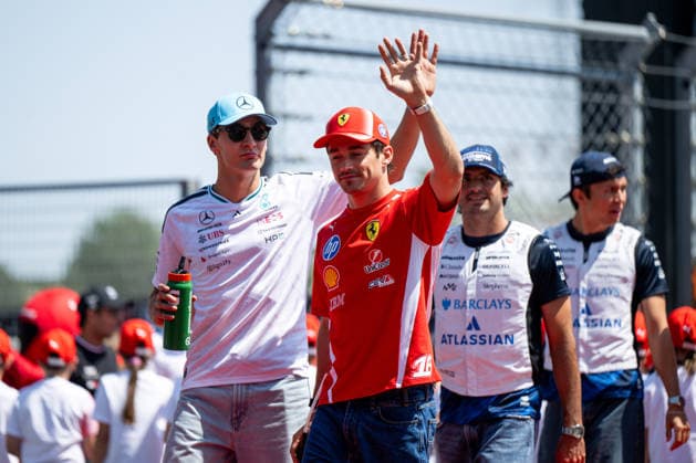 George Russell ( Mercedes-AMG Petronas F1 Team, Großbritannien, 63 ), Charles Leclerc ( Scuderia Ferrari HP, Monaco, 16 ) bei der Fahrerparade, HUN, Formel 1 Weltmeisterschaft, Grand Prix von Ungarn, Hungaroring Budapest, Rennen, Saison 2026, 26.07.2026 HUN, Formel 1 Weltmeisterschaft, Grand Prix von Ungarn, Hungaroring Budapest, Rennen, Saison 2026, 26.07.2026 Budapest *** George Russell, Mercedes AMG Petronas F1 Team, Great Britain, 63, Charles Leclerc, Scuderia Ferrari HP, Monaco, 16, at the drivers parade, HUN, Formula 1 World Championship, Hungarian Grand Prix, Hungaroring, Budapest, race, 2026 season, July 26, 2026, HUN, Formula 1 World Championship, Hungarian Grand Prix, Hungaroring, Budapest, Race, 2026 Season, July 26, 2026, Budapest Copyright: xEibner-Pressefoto Memmlerx EP_MMR