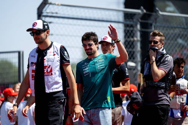 Lance Stroll ( Aston Martin Aramco F1 Team, Kanada, 18 ), davor Esteban Ocon ( Toyota Gazoo Racing Haas F1 Team, Frankreich, 31 ) bei der Fahrerparade, HUN, Formel 1 Weltmeisterschaft, Grand Prix von Ungarn, Hungaroring Budapest, Rennen, Saison 2026, 26.07.2026 HUN, Formel 1 Weltmeisterschaft, Grand Prix von Ungarn, Hungaroring Budapest, Rennen, Saison 2026, 26.07.2026 Budapest *** Lance Stroll, Aston Martin Aramco F1 Team, Canada, 18, followed by Esteban Ocon, Toyota Gazoo Racing Haas F1 Team, France, 31, during the drivers lap, HUN, Formula 1 World Championship, Hungarian Grand Prix, Hungaroring, Budapest, Race, 2026 Season, July 26, 2026 HUN, Formula 1 World Championship, Hungarian Grand Prix, Hungaroring, Budapest, Race, 2026 Season, July 26, 2026, Budapest Copyright: xEibner-Pressefoto Memmlerx EP_MMR