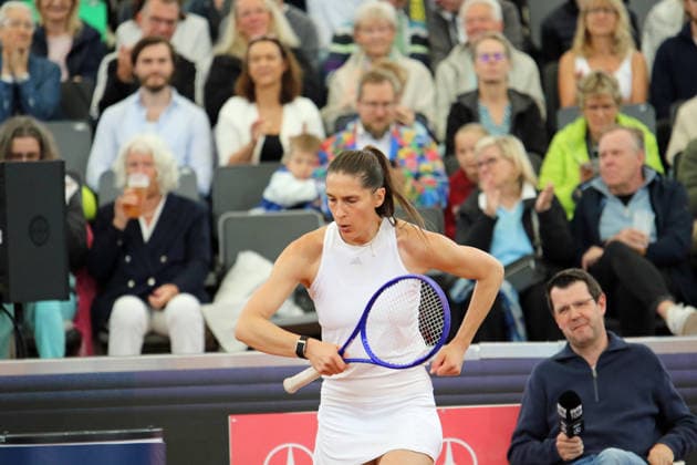 MSC Hamburg Ladies Open: Showmatch zwischen Andrea Petkovic (Deutschland) und Martina Hingis (Schweiz) im Tennisstadion am Rothenbaum. Petkovic mit einer Tanzeinlage in einer Spielpause. *** MSC Hamburg Ladies Open exhibition match between Andrea Petkovic of Germany and Martina Hingis of Switzerland at the Rothenbaum Tennis Stadium; Petkovic performed a dance routine during a break in play