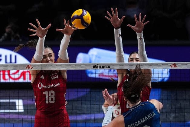 Turkiye v Brazil - 2026 FIVB Volleyball Nations League MACAO, CHINA - JULY 26: Ilkin Aydin (R) and Zehra Gunes (18) of Turkiye in action during the 2026 FIVB Volleyball Nations League (VNL) women s final match between Turkiye and Brazil at the East Asian Games Dome in Macao, China, on July 26, 2026. Dilara Irem Sancar Anadolu Macao China. Editorial use only. Please get in touch for any other usage.  Copyright: x2026xAnadoluxDilaraxIremxSancarx