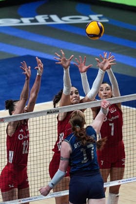 Turkiye v Brazil - 2026 FIVB Volleyball Nations League MACAO, CHINA - JULY 26: Elif Sahin (12), Zehra Gunes (18) and Hande Baladin (7) of Turkiye in action against Julia Isabelle Bergmann (17) of Brazil during the 2026 FIVB Volleyball Nations League (VNL) women s final match between Turkiye and Brazil at the East Asian Games Dome in Macao, China, on July 26, 2026. Dilara Irem Sancar Anadolu Macao China. Editorial use only. Please get in touch for any other usage.  Copyright: x2026xAnadoluxDilaraxIremxSancarx