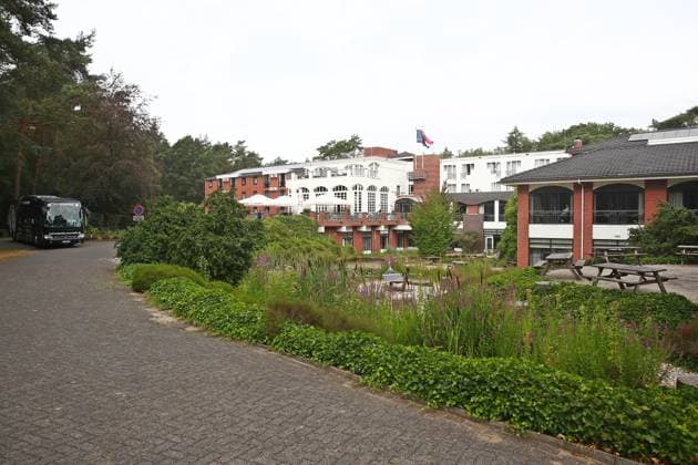 26.07.2026, NED, Fußball, Herren, 1. Bundesliga, Saison 2026 2027, Trainingslager, Bilderberg RÃ sidence Groot Heideborgh, SV Elversberg Mannschaftsbus ( SV 07 Elversberg) am Mannschaftshotel Bilderberg Residence Groot Heideborgh Garderen Bilderberg RÃ sidence Groot Heideborgh Gelderland Niederlande *** July 26, 2026, NED, Soccer, Men s, 1. Bundesliga, 2026–2027 season, training camp, Bilderberg Residence Groot Heideborgh, SV Elversberg team bus SV 07 Elversberg at the team hotel Bilderberg Residence Groot Heideborgh in Garderen, Bilderberg Residence Groot Heideborgh, Gelderland, Netherlands Copyright: xNordphotox xSMx
