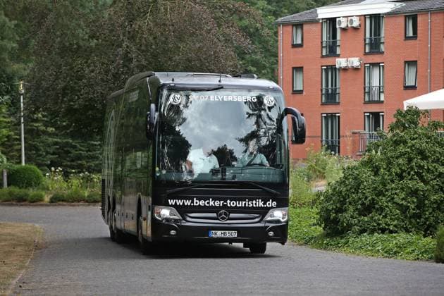 26.07.2026, NED, Fußball, Herren, 1. Bundesliga, Saison 2026 2027, Trainingslager, Bilderberg RÃ sidence Groot Heideborgh, SV Elversberg Mannschaftsbus ( SV 07 Elversberg ) bei der Rückreise vom Mannschaftshotel Bilderberg Residence Groot Heideborgh zurück ins Saarland Garderen Bilderberg RÃ sidence Groot Heideborgh Gelderland Niederlande *** July 26, 2026, Netherlands, Soccer, Men s, 1st Bundesliga, 2026–2027 Season, Training camp, Bilderberg Residence Groot Heideborgh, SV Elversberg team bus SV 07 Elversberg on the return trip from the team hotel Bilderberg Residence Groot Heideborgh back to Saarland Garderen Bilderberg Residence Groot Heideborgh Gelderland Netherlands Copyright: xNordphotox xSMx