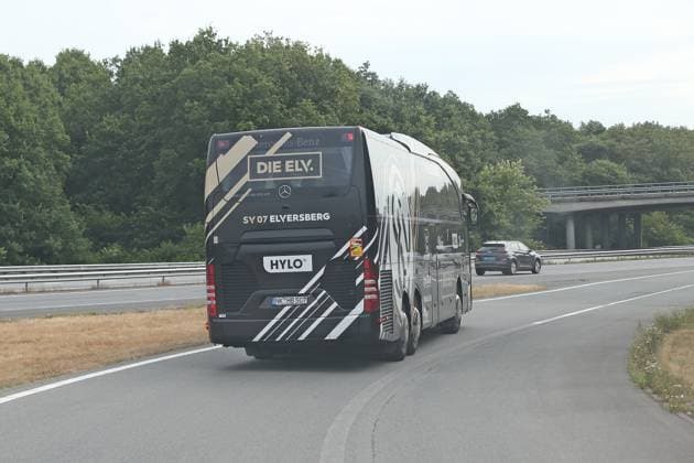 26.07.2026, NED, Fußball, Herren, 1. Bundesliga, Saison 2026 2027, Trainingslager, Bilderberg RÃ sidence Groot Heideborgh, SV Elversberg Mannschaftsbus ( SV 07 Elversberg ) bei der Rückreise vom Mannschaftshotel Bilderberg Residence Groot Heideborgh zurück ins Saarland auf der Autobahn A1 Garderen Bilderberg RÃ sidence Groot Heideborgh Gelderland Niederlande *** July 26, 2026, Netherlands, Soccer, Men s, 1st Bundesliga, 2026–2027 Season, Training camp, Bilderberg Residence Groot Heideborgh, SV Elversberg team bus SV 07 Elversberg on the return trip from the team hotel Bilderberg Residence Groot Heideborgh back to Saarland on the A1 highway in Garderen, Bilderberg Residence Groot Heideborgh, Gelderland, Netherlands Copyright: xNordphotox xSMx
