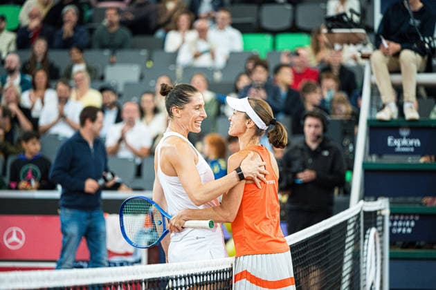 Tennis I Damen I Saison 2026 I MSC Hamburg Ladies Open WTA250 I 26.07.2026 Umarmung Anna Petkovic (DEU) und Martina Hingis (CHE) nach dem Showmatch *** Tennis I Women I 2026 Season I MSC Hamburg Ladies Open WTA250 I July 26, 2026 Anna Petkovic (GER) and Martina Hingis (SUI) hug after the exhibition match Copyright: xLobeca Björn-OlexKehmx