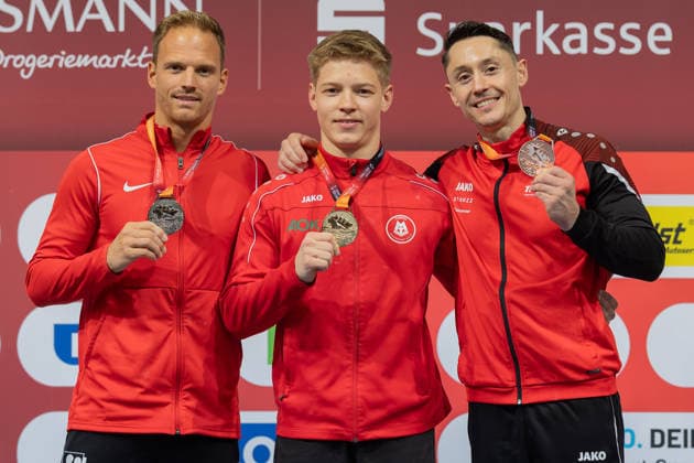 Deutsche Meisterschaften im Gerätturnen 2026, Gerätfinals Siegerehrung im Gerätfinale der Männer, Reck. Von links: Fabian Lotz (KTV Wetzlar), der Deutsche Meister Gabriel Eichhorn (MTV Stuttgart) und rechts Andreas Toba (Turn-Klubb zu Hannover). Deutsche Meisterschaften im Gerätturnen, Gerätfinals, am 26. Juli 2026 in der ZAG-Arena in Hannover., Hannover Niedersachsen Deutschland ZAG Arena *** 2026 German Artistic Gymnastics Championships, Apparatus Finals; Medal Ceremony for the Men’s Apparatus Finals, High Bar: From left, Fabian Lotz (KTV Wetzlar), German champion Gabriel Eichhorn (MTV Stuttgart), and on the right, Andreas Toba (Turn Klubb zu Hannover). German Artistic Gymnastics Championships, Apparatus Finals, on July 26, 2026, at the ZAG Arena in Hanover, Hanover, Lower Saxony, Germany. ZAG Arena