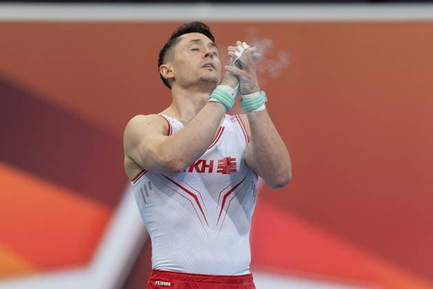 Deutsche Meisterschaften im Gerätturnen 2026, Gerätfinals Andreas Toba (Turn-Klubb zu Hannover) klatscht dankbar und zufrieden nach seiner Übung am Reck die Hände zusammen. Deutsche Meisterschaften im Gerätturnen, Gerätfinals, am 26. Juli 2026 in der ZAG-Arena in Hannover., Hannover Niedersachsen Deutschland ZAG Arena *** 2026 German Artistic Gymnastics Championships, Apparatus Finals: Andreas Toba of Turn Klubb zu Hannover claps his hands in gratitude and satisfaction after his routine on the high bar. German Artistic Gymnastics Championships, Apparatus Finals, on July 26, 2026, at the ZAG Arena in Hanover, Hanover, Lower Saxony, Germany, ZAG Arena