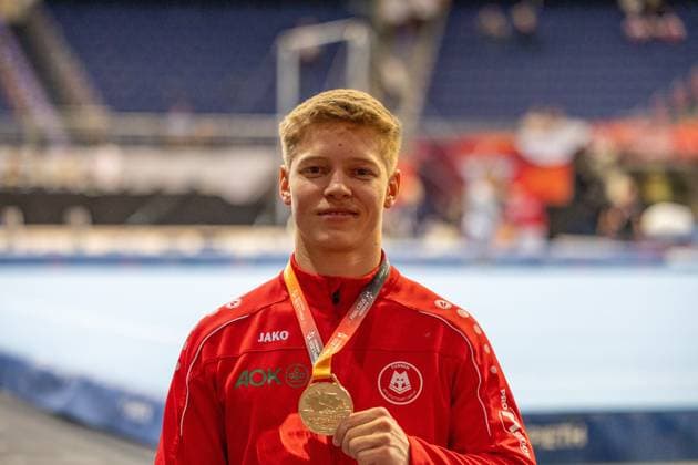 DM Finals 2026; Gerätfinals Männer Reck***Der neue deutsche Meister Gabriel Eichhorn zeigt seine Goldmedaille *** 2026 German Championships Men s Apparatus Finals: High Bar***The new German champion, Gabriel Eichhorn, shows off his gold medal Copyright: xUdoxHerrmannx