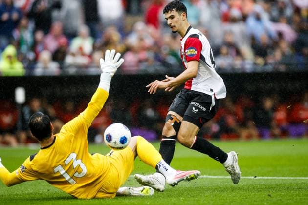 ROTTERDAM - (lr) Rayo Vallecano goalkeeper Augusto Batalla, Shaqueel van Persie or Feyenoord during the friendly match between Feyenoord and Rayo Vallecano at Feyenoord stadium De Kuip on July 26, 2026 in Rotterdam, the Netherlands. PIETER STAM DE JONGE ANP Friendly 2026-2027 xVIxANPxSportx xxANPxIVx 564333084 originalFilename: 564333084.jpg