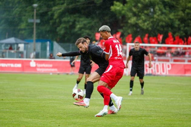links Max Kulke (Halle) gegen Colin Kroll Thiel (Greifswald) ; GER, Greifswalder FC vs. Hallescher FC, Fußball, Männer, Regionalliga Nordost, 1.Spieltag, Spielzeit 2026 2027, 25.07.2026 Greifswald Volksstadion Mecklenburg - Vorpommern Deutschland *** Left: Max Kulke (Halle) vs. Colin Kroll (Thiel Greifswald), GER; Greifswalder FC vs. Hallescher FC; Soccer; Men; Northeast Regional League; Matchday 1; 2026–2027 Season, July 25, 2026, Greifswald Volksstadion, Mecklenburg-Western Pomerania, Germany