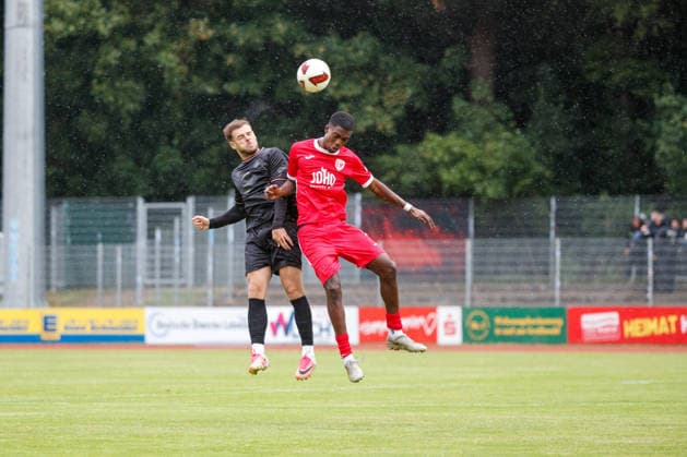 links Max Kulke (Halle) gegen Ogechika Heil (Greifswald) ; GER, Greifswalder FC vs. Hallescher FC, Fußball, Männer, Regionalliga Nordost, 1.Spieltag, Spielzeit 2026 2027, 25.07.2026 Greifswald Volksstadion Mecklenburg - Vorpommern Deutschland *** Left: Max Kulke Halle vs. Ogechika Heil Greifswald GER, Greifswalder FC vs. Hallescher FC, Soccer, Men, Northeast Regional League, Matchday 1, 2026–2027 Season, July 25, 2026, Greifswald Volksstadion, Mecklenburg-Western Pomerania, Germany