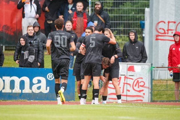 Torjubel 0:1 bei Torschütze rechts Felix Langhammer (Halle) ; GER, Greifswalder FC vs. Hallescher FC, Fußball, Männer, Regionalliga Nordost, 1.Spieltag, Spielzeit 2026 2027, 25.07.2026 Greifswald Volksstadion Mecklenburg - Vorpommern Deutschland *** Goal celebration 0–1 with goal scorer Felix Langhammer (right) in Halle, GER; Greifswalder FC vs. Hallescher FC; soccer; men’s; Regionalliga Nordost; Matchday 1; 2026–2027 season, July 25, 2026, Greifswald Volksstadion, Mecklenburg-Western Pomerania, Germany