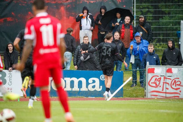 Torjubel 0:1 bei Torschütze rechts Felix Langhammer (Halle) ; GER, Greifswalder FC vs. Hallescher FC, Fußball, Männer, Regionalliga Nordost, 1.Spieltag, Spielzeit 2026 2027, 25.07.2026 Greifswald Volksstadion Mecklenburg - Vorpommern Deutschland *** Goal celebration 0–1 with goal scorer Felix Langhammer (right) in Halle, GER; Greifswalder FC vs. Hallescher FC; soccer; men’s; Regionalliga Nordost; Matchday 1; 2026–2027 season, July 25, 2026, Greifswald Volksstadion, Mecklenburg-Western Pomerania, Germany
