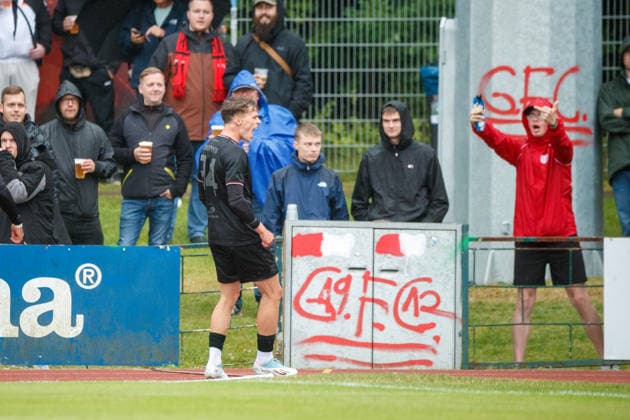 Torjubel 0:1 bei Torschütze rechts Felix Langhammer (Halle) ; GER, Greifswalder FC vs. Hallescher FC, Fußball, Männer, Regionalliga Nordost, 1.Spieltag, Spielzeit 2026 2027, 25.07.2026 Greifswald Volksstadion Mecklenburg - Vorpommern Deutschland *** Goal celebration 0–1 with goal scorer Felix Langhammer (right) in Halle, GER; Greifswalder FC vs. Hallescher FC; soccer; men’s; Regionalliga Nordost; Matchday 1; 2026–2027 season, July 25, 2026, Greifswald Volksstadion, Mecklenburg-Western Pomerania, Germany