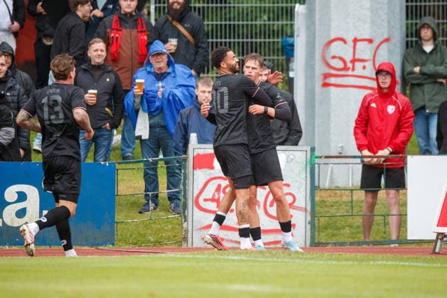 Torjubel 0:1 bei Torschütze rechts Felix Langhammer (Halle) und Stanley Ratifo (Halle) ; GER, Greifswalder FC vs. Hallescher FC, Fußball, Männer, Regionalliga Nordost, 1.Spieltag, Spielzeit 2026 2027, 25.07.2026 Greifswald Volksstadion Mecklenburg - Vorpommern Deutschland *** Goal celebration 0–1 with goal scorers (right) Felix Langhammer (Halle) and Stanley Ratifo (Halle), GER; Greifswalder FC vs. Hallescher FC, Soccer, Men, Northeast Regional League, Matchday 1, 2026–2027 season, July 25, 2026, Greifswald Volksstadion, Mecklenburg-Western Pomerania, Germany